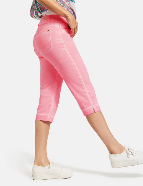 pink capri trousers